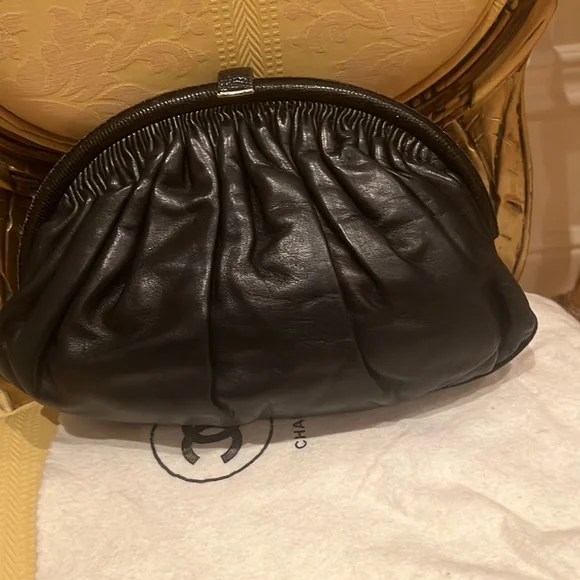100% Vintage Chanel Clutch with original chain. Can be worn crossbody. - Picture 2 of 14